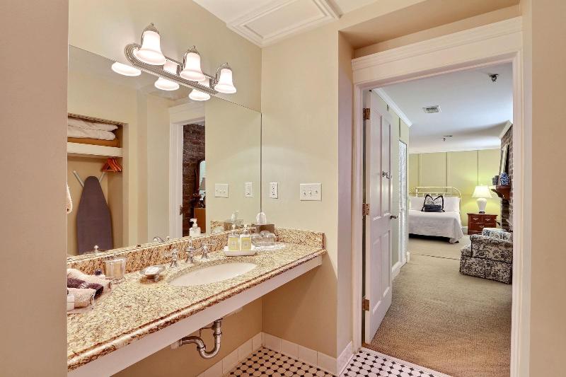The Presidents Quarters Inn - photo 43