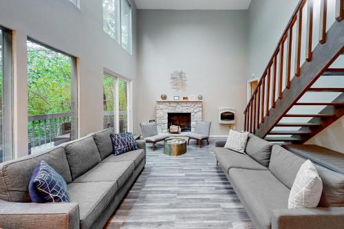Brentwood Burrow — 4-Star Luxury Hotel in East Stroudsburg, United States