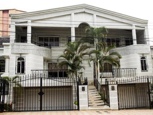 Hotel Premium House — hotel in Floridablanca