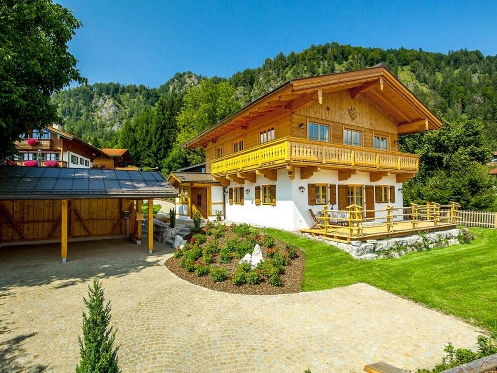 Chalet unter Weißblauem Himmel — 4-Star Luxury Hotel in Reit Im Winkl, Germany