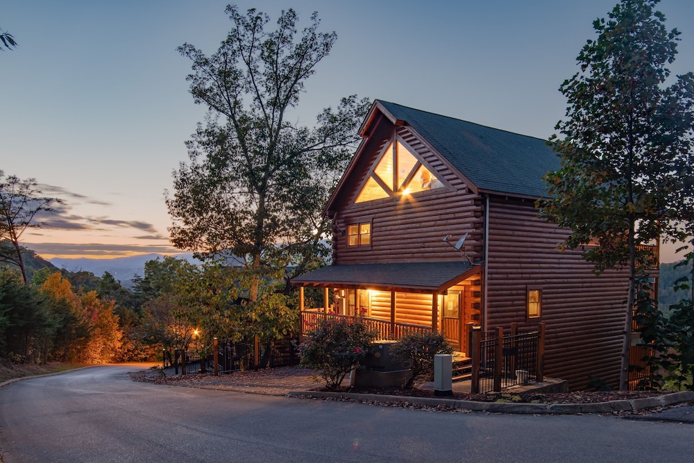 Wild Mountain Honey 3 Bedroom 3 Bath Home with Home Theater — 4-Star Luxury Hotel in Pigeon Forge, United States