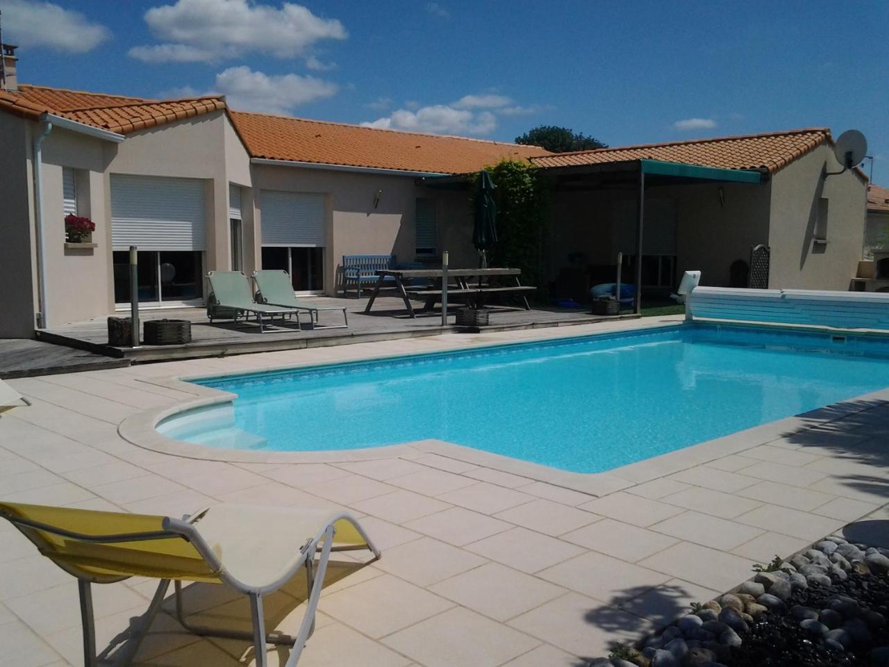La Chambre Des Amis — 4-Star Luxury Hotel in Parthenay, France