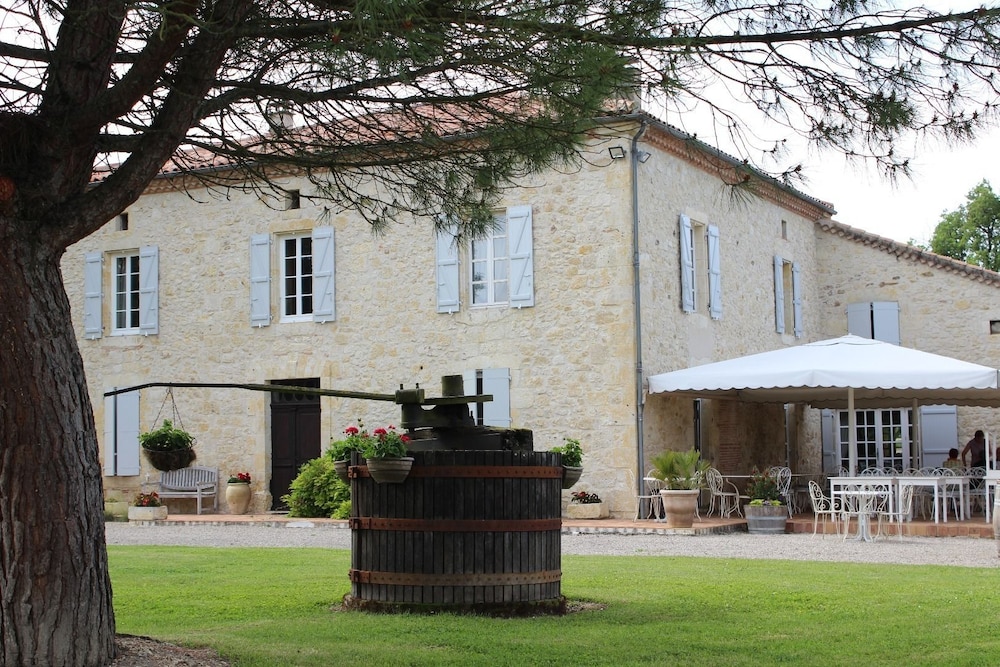 Au Vieux Pressoir - carbon neutral hotel in Condom
