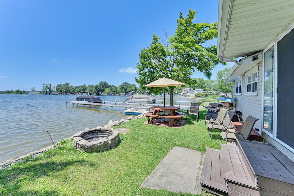 Lakefront Gem W Watercrafts Dock In Coldwater — Coldwater