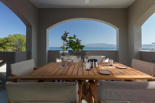 Zoe's Place 2 BD Beachfront Apartment — 4-Star Luxury Hotel in Kissamos, Greece