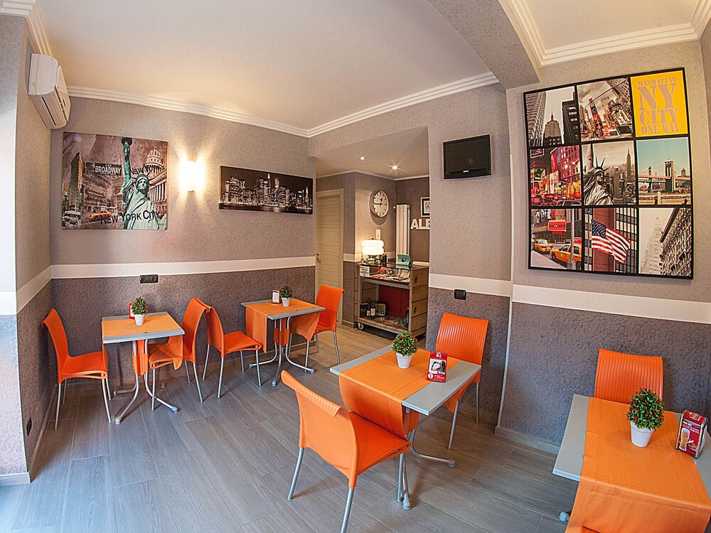 Albis Rooms Guest House — 4-Star Luxury Hotel in Fiumicino-Isola Sacra, Italy