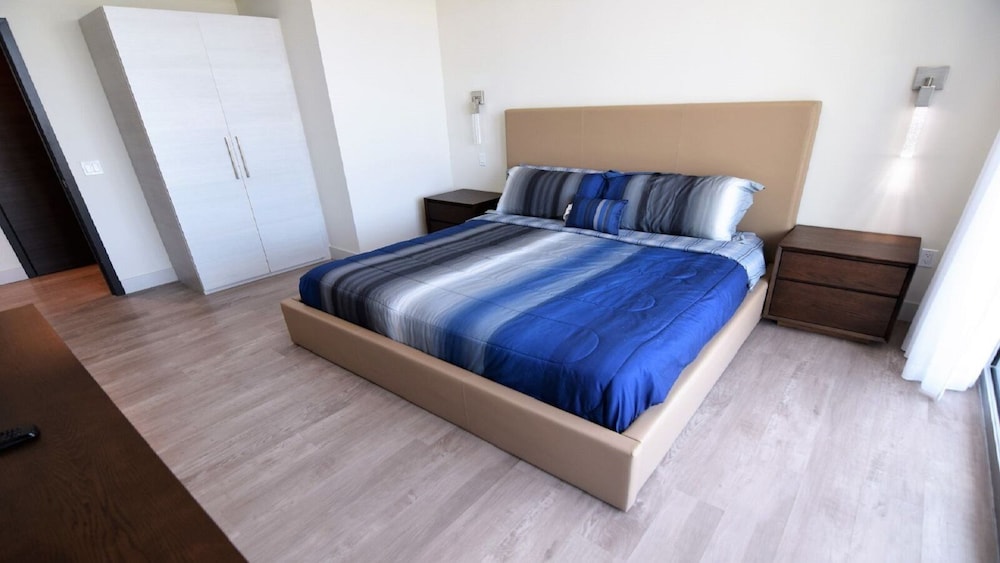 Spectacular 1 Bed Plus Den On To The Amazing Hollywood Beach Hollywood - photo 3