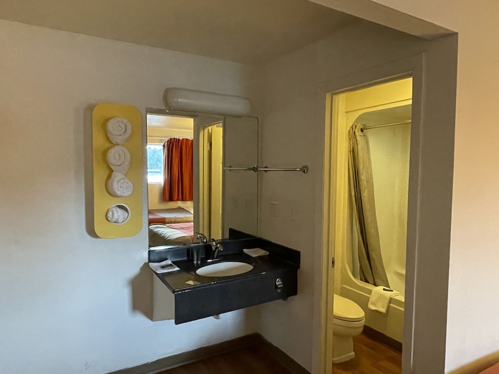 Travelodge By Wyndham Brattleboro Vt - photo 8