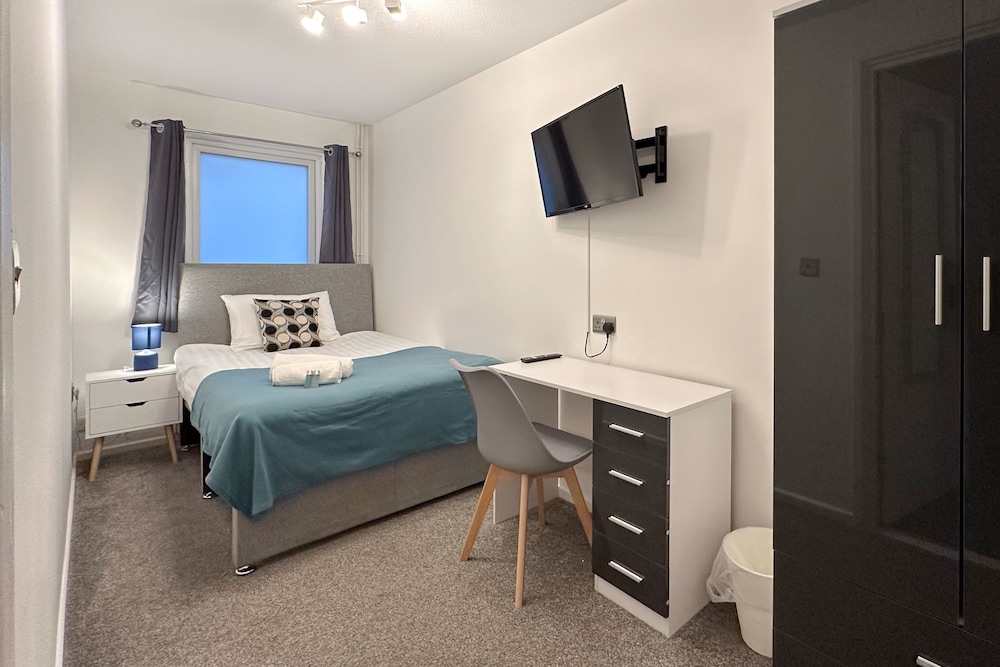 6 Bedroom Contractor House with 9 Beds Managed by Your Lettings Short Lets & Serviced Accommodation Peterborough including Free Parking and WiFi and Netflix — 4-Star Luxury Hotel in Peterborough, United Kingdom