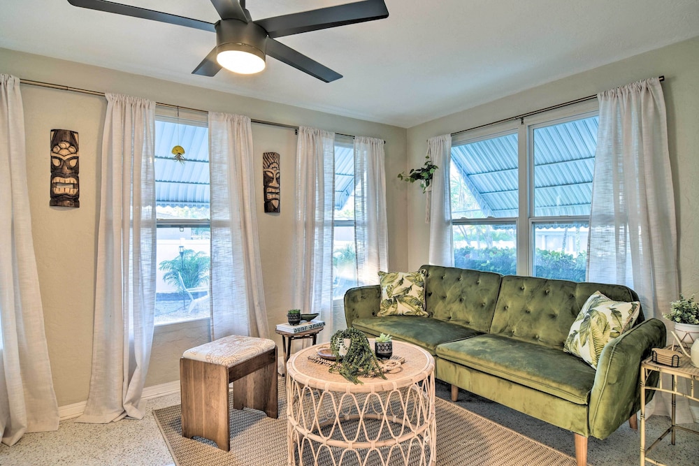 Lush Seminole Surf Inn w Backyard Fire Pit in Seminole, United States