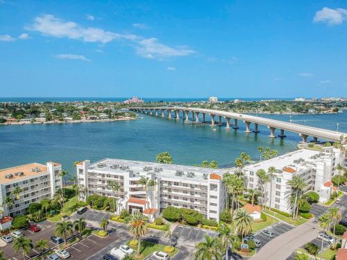 Bahia Vista Enjoy Island Life on Isla in St. Petersburg, United States