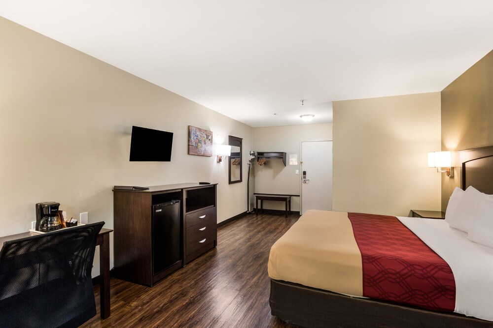 Econo Lodge Near Stewart Inter - photo 15