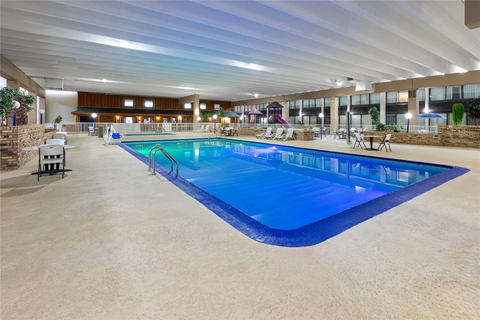 Quality Inn & Suites - photo 9
