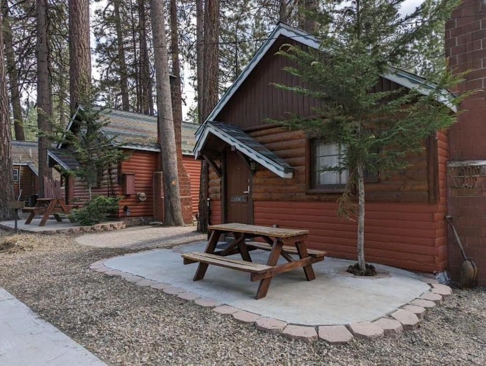 Three Pines Cabins Lodge - featured photo