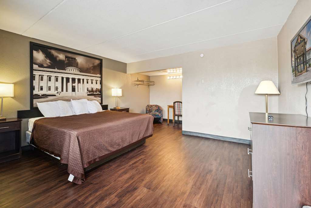 Super 8 by Wyndham Millbury Toledo - photo 4