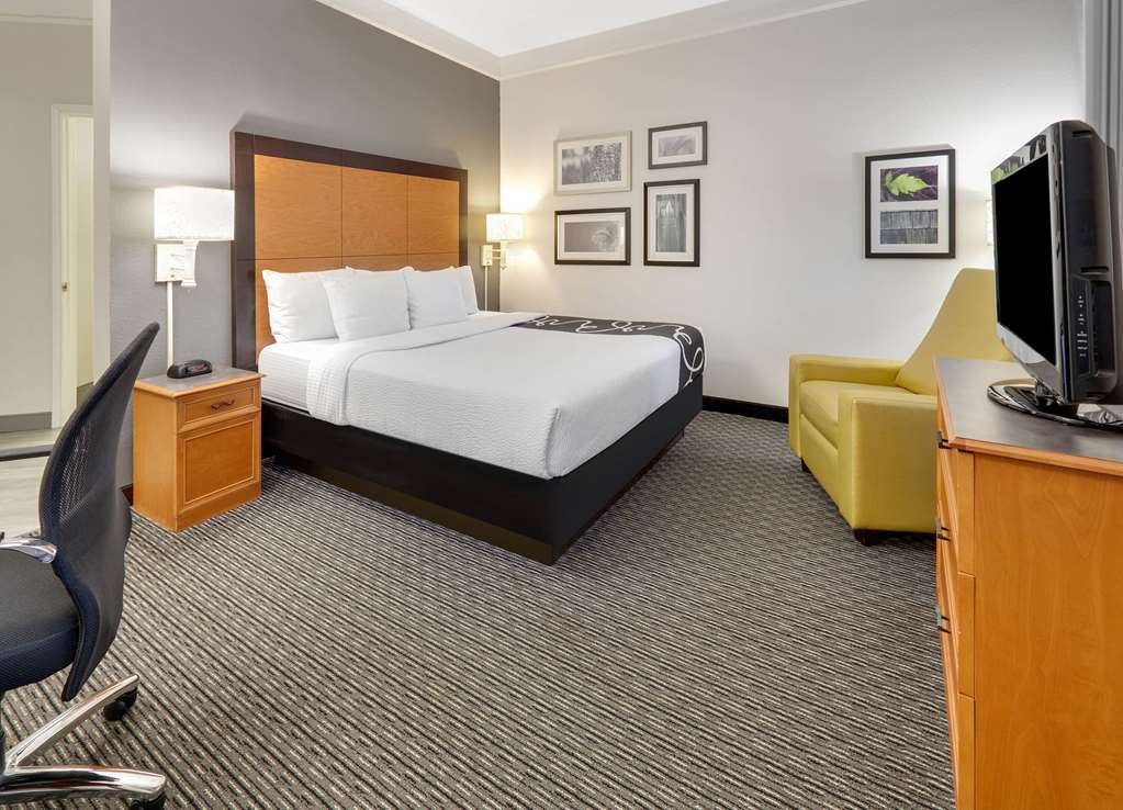 La Quinta Inn & Suites by Wyndham Dallas Addison Galleria - photo 8