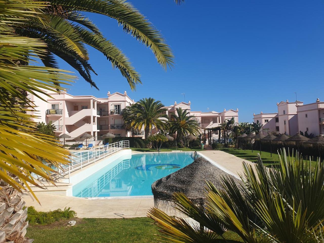 Top Floor 2 Br Holiday Home with Sea View And Pool — 4-Star Luxury Hotel in Luz, Portugal