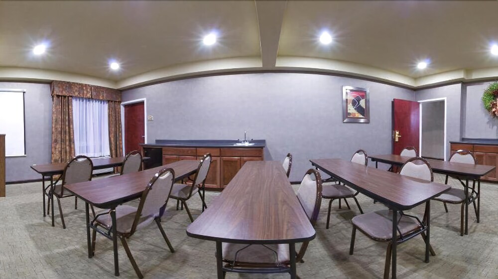 Holiday Inn Express & Suites Alexandria by IHG - photo 23