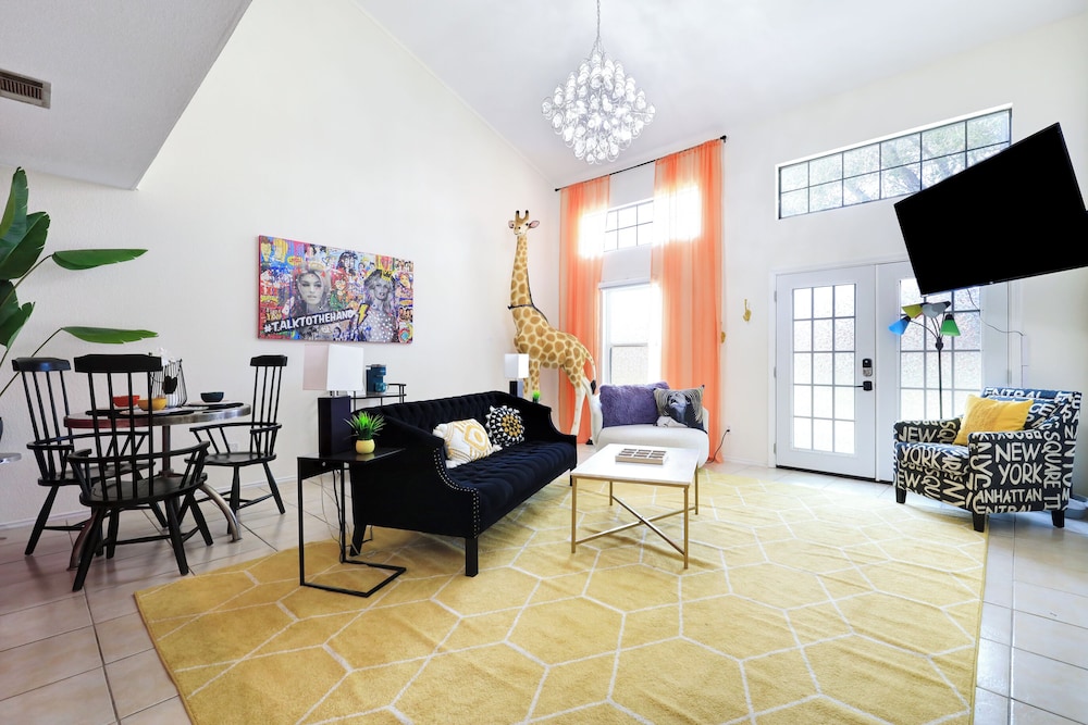 Graffiti and Glam Wonderland in Canyon Lake, United States