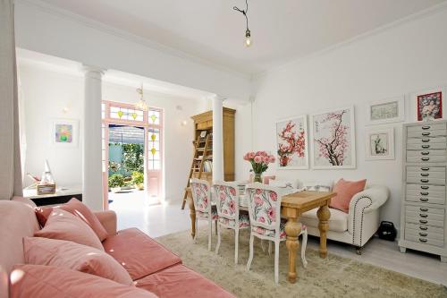 Wonderland Cottage on Chelsea Village Doorstep