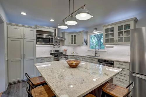 Spacious and Elegant Space with Premium Kitchen that is Ideal for Gathering with Friends and Family — 4-Star Luxury Hotel in Middleton, United States