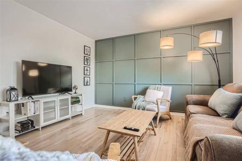 Serene Spacious Home in Quiet Neighborhood with Fenced Yard — 4-Star Luxury Hotel in Aurora, United States