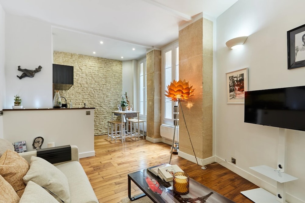 Charming 1 Bedroom Apartment Eiffel Tower — 4-Star Luxury Hotel in Paris, France