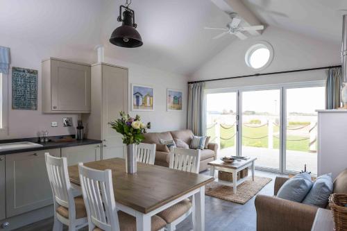 Oreo Shack The Bay 2 bedrooms with ensuites parking for 2 cars strictly pet free