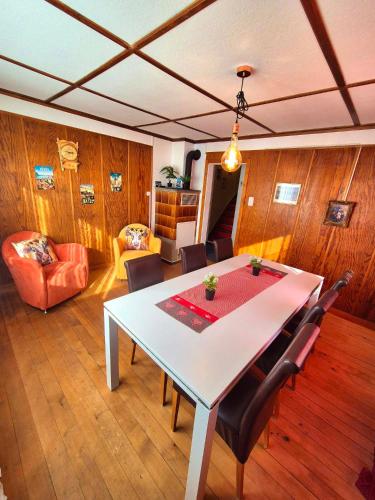Casa Uno Heimeliges Chalet Mitten In Spiez 17541218 — Spiez