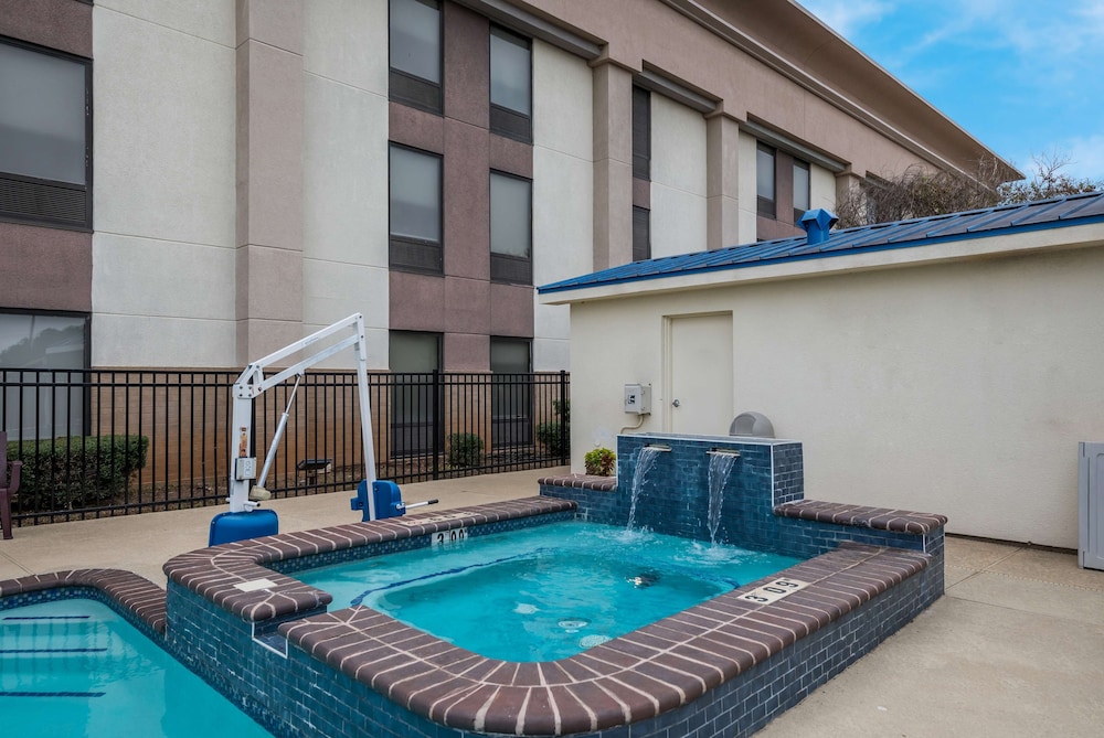 Hampton Inn Marshall - photo 19