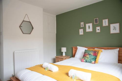Cottenham City Centre with Free Private Parking 2 toilets 4 Bedroom Sleeps 8 — 4-Star Luxury Hotel in Newcastle Upon Tyne, United Kingdom