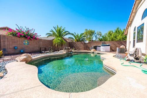 Cozy house near I 10 with pool heater hot tub BBQ — 4-Star Luxury Hotel in Goodyear, United States