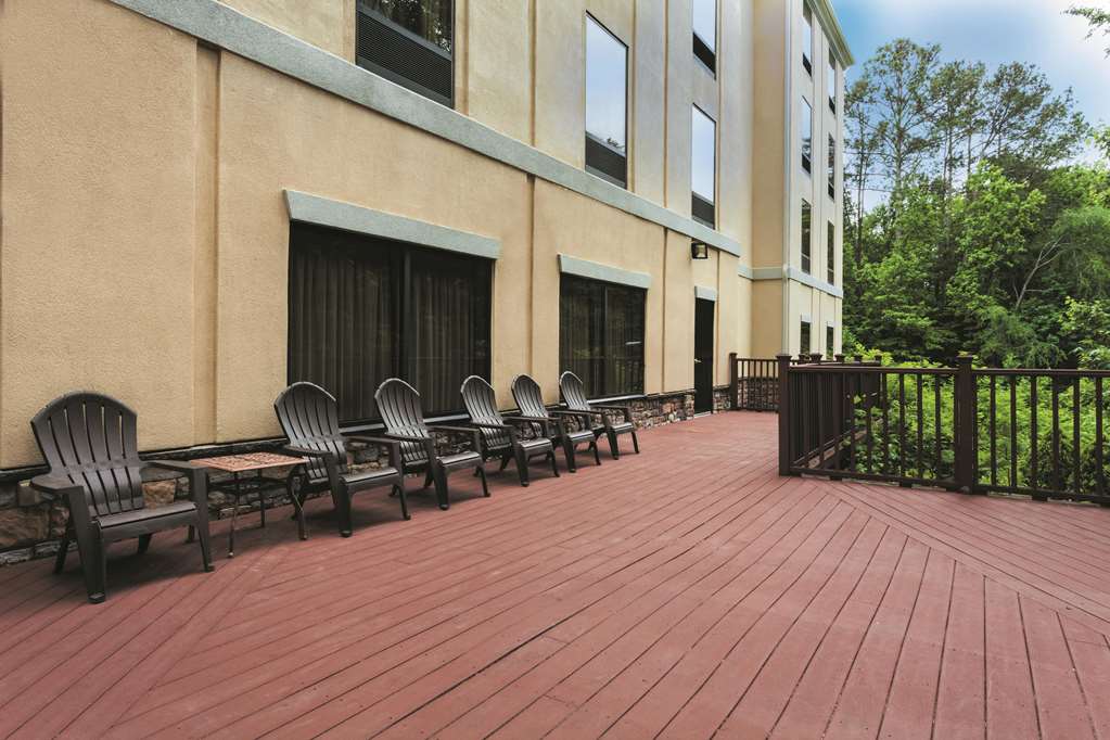 La Quinta Inn & Suites by Wyndham Covington - photo 2