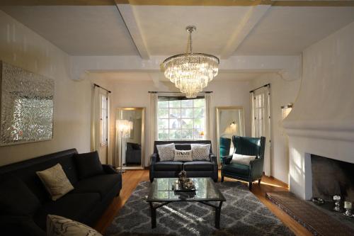 Renovated Spanish 3BD 2BA near Beverly Hills — 4-Star Luxury Hotel in Los Angeles, United States