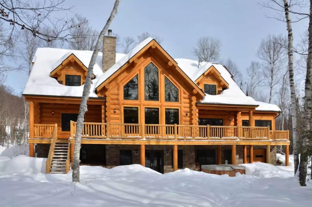 Chalet Four Bears — 4-Star Luxury Hotel in Labelle, Canada