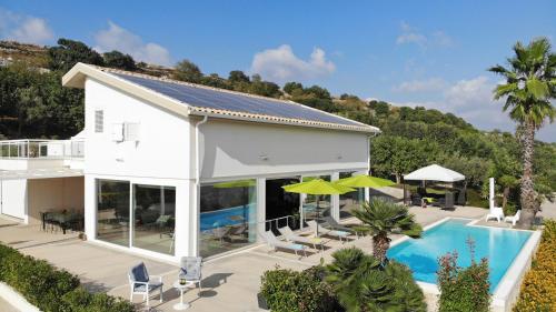 Villa Nausica heated pool Padel court view on the sea wifi free perfect for big group — 4-Star Luxury Hotel in Ragusa, Italy