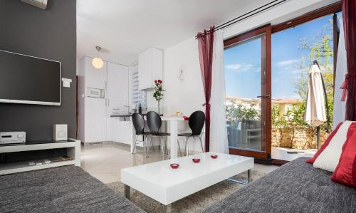 Villa Rosa — 4-Star Luxury Hotel in None, Croatia