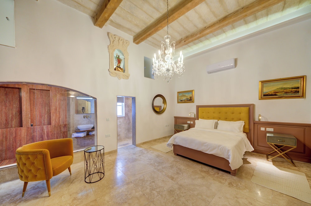 Room ta’ Karmenu An 800 Year old Moder in Rabat, Malta