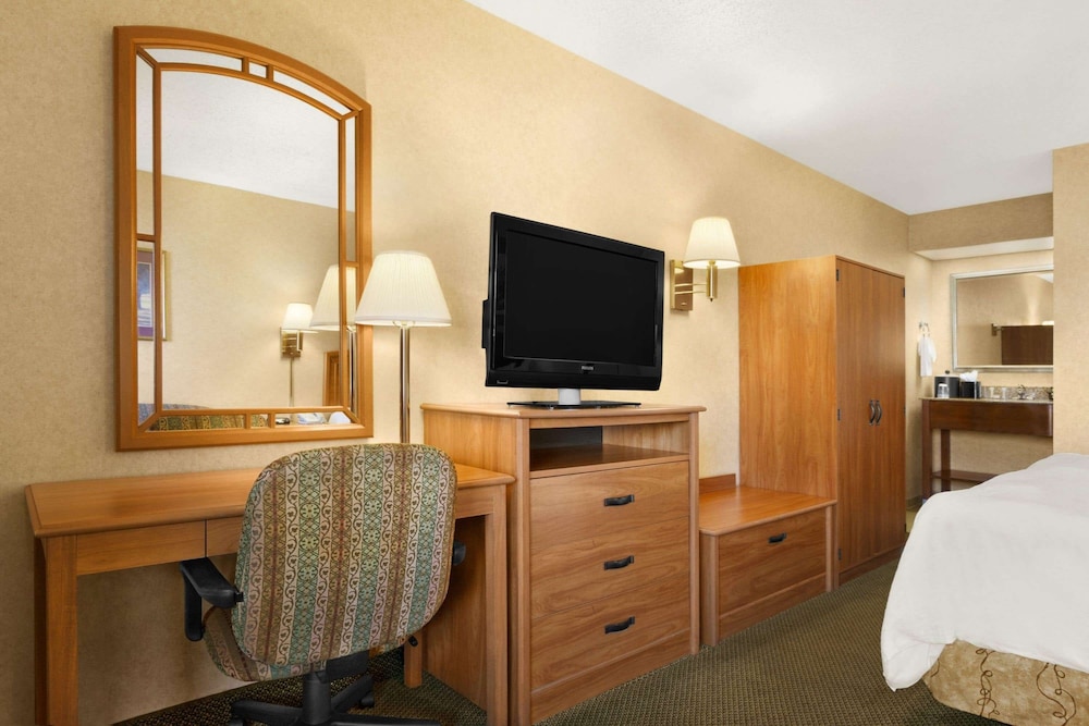 Howard Johnson by Wyndham Greensboro Near the Coliseum - photo 39