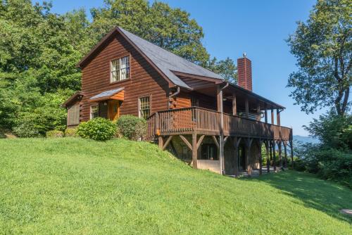 Christmas Tree Cabin Secluded Asheville Area Log Cabin with a View — 4-Star Luxury Hotel in Gila Bend, United States