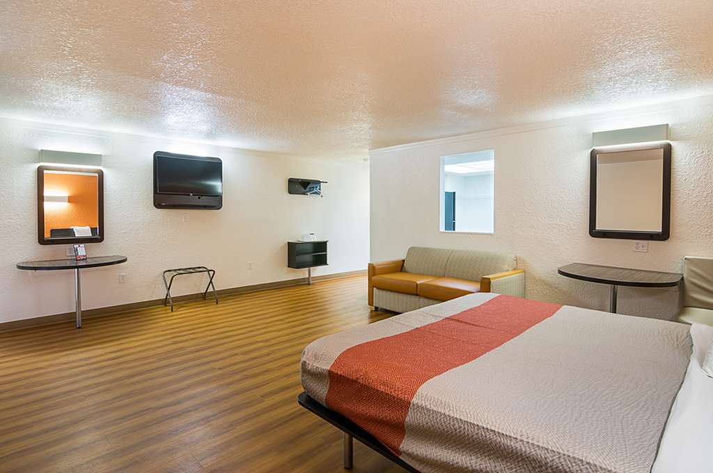 Motel 6 Tampa FL Fairgrounds - photo 11