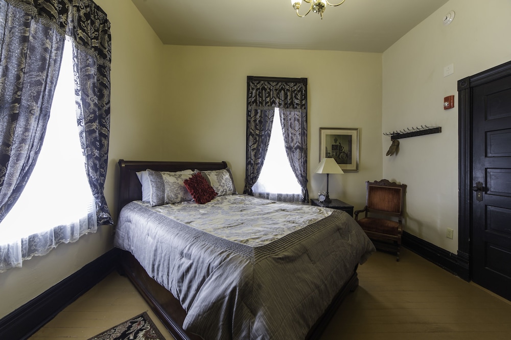 Grand Victorian Inn - photo 10