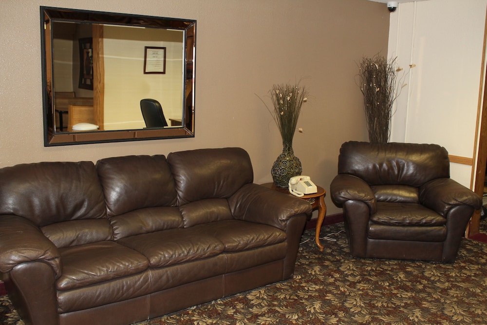 Fargo Inn and Suites - photo 31