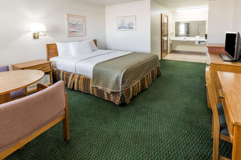 Howard Johnson by Wyndham Roseburg - photo 9