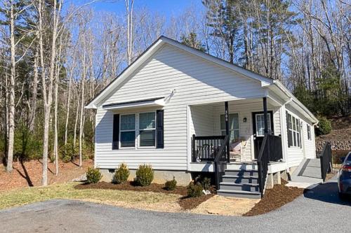 Gap Creek Cottage — 4-Star Luxury Hotel in Fletcher, United States