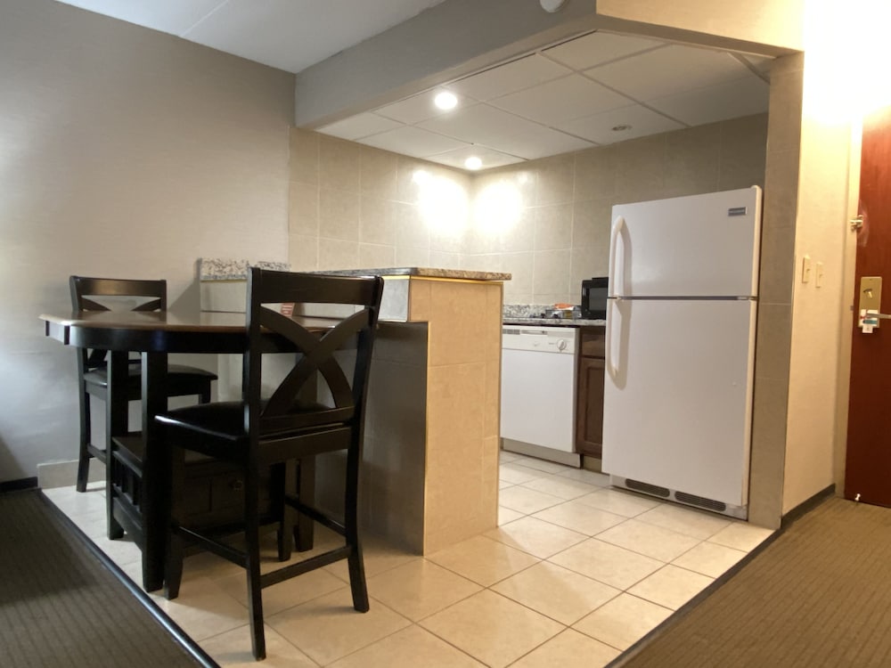Clarion Inn & Suites Grand Rapids Airport - photo 47