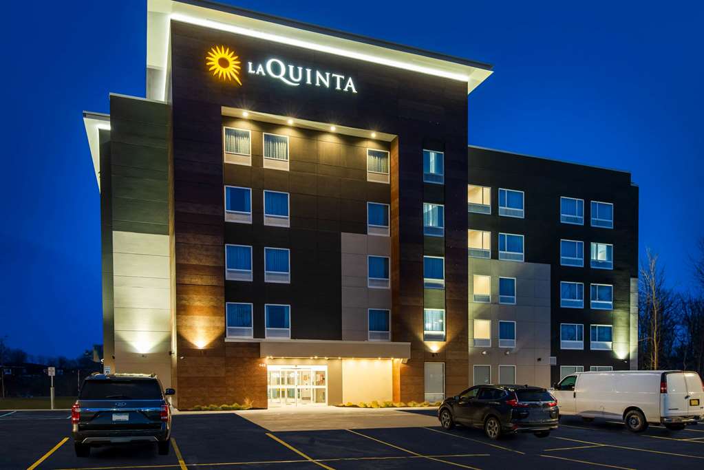 La Quinta Inn & Suites by Wyndham Buffalo Amherst - photo 4
