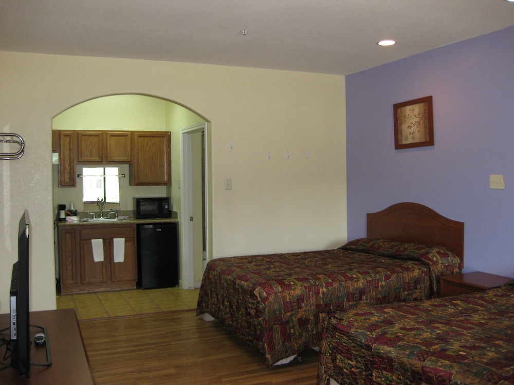 Scottish Inn and Suites - photo 11