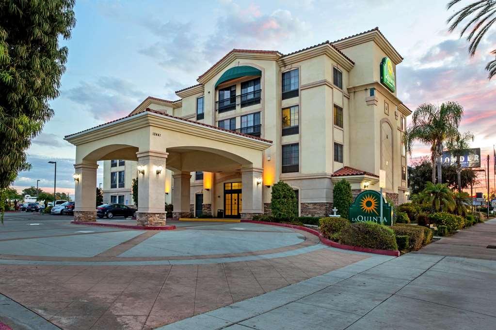 La Quinta Inn & Suites by Wyndham NE Long Beach Cypress - photo 2