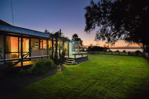 Cooper's Lakeside Cabin — 4-Star Luxury Hotel in Rotorua, New Zealand